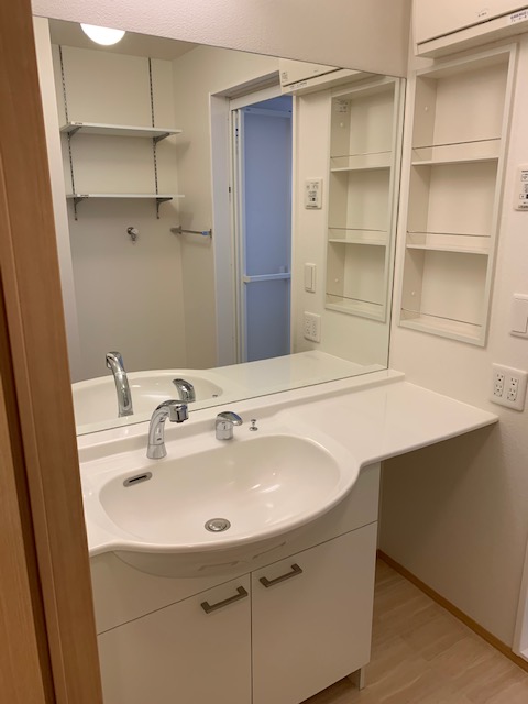 洗面設備　鏡の大きいカウンタータイプの洗髪洗面化粧台