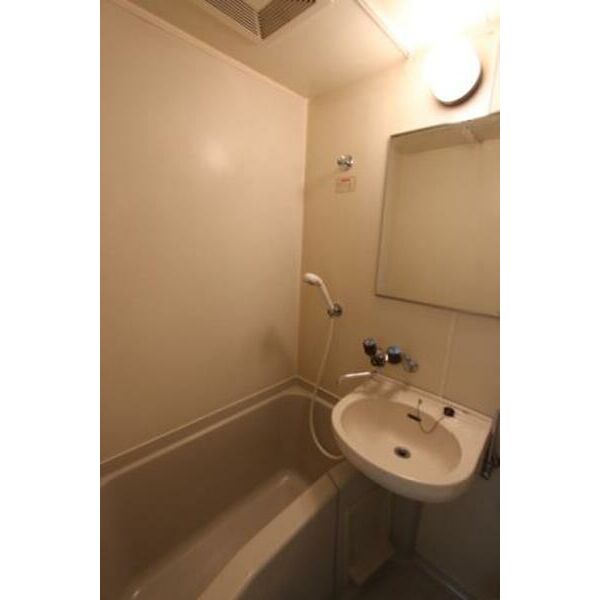 バス・シャワールーム　コンパクトで使いやすいお風呂です