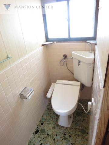 トイレ　窓付きで明るい♪