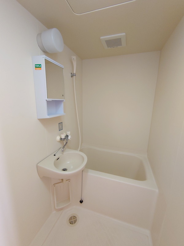 バス・シャワールーム　洗面ボウル付きです。