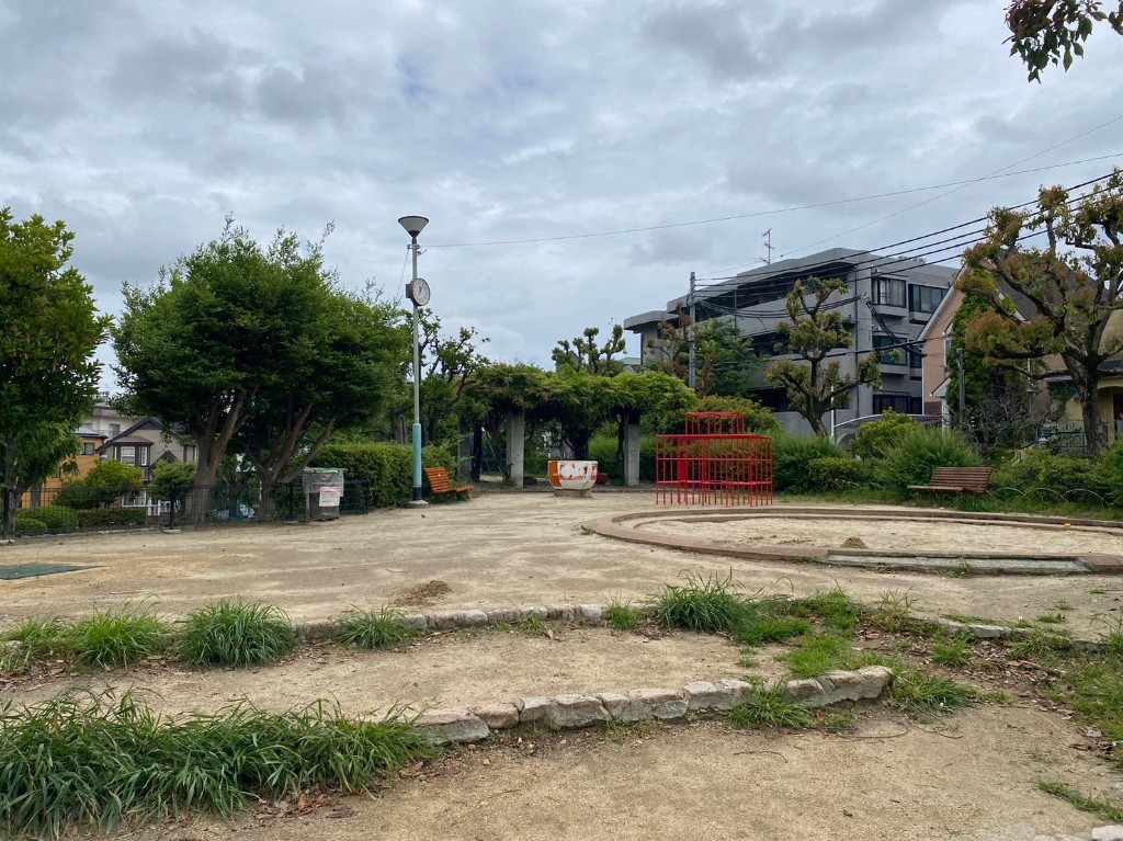 【西宮市神園町のマンションの公園】