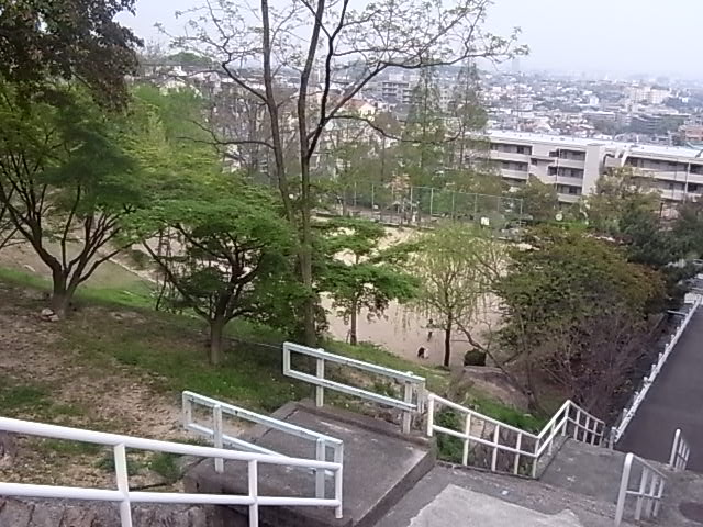 【西宮市神園町のマンションの公園】