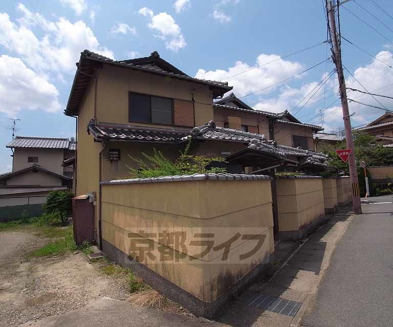 北嵯峨北ノ段町貸家の建物外観