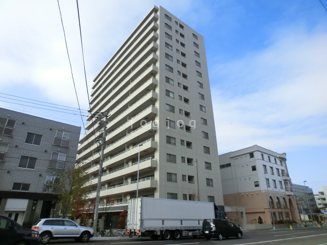 札幌市中央区南一条西のマンションの建物外観