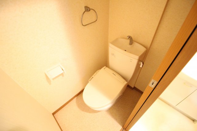 トイレ　ウォシュレット付き