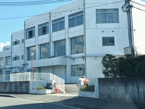 【橿原市見瀬町のアパートの小学校】