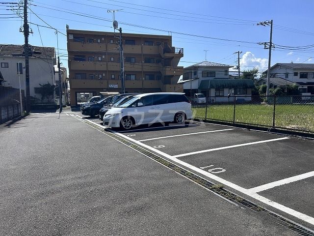 【ハイツアザミリアの駐車場】