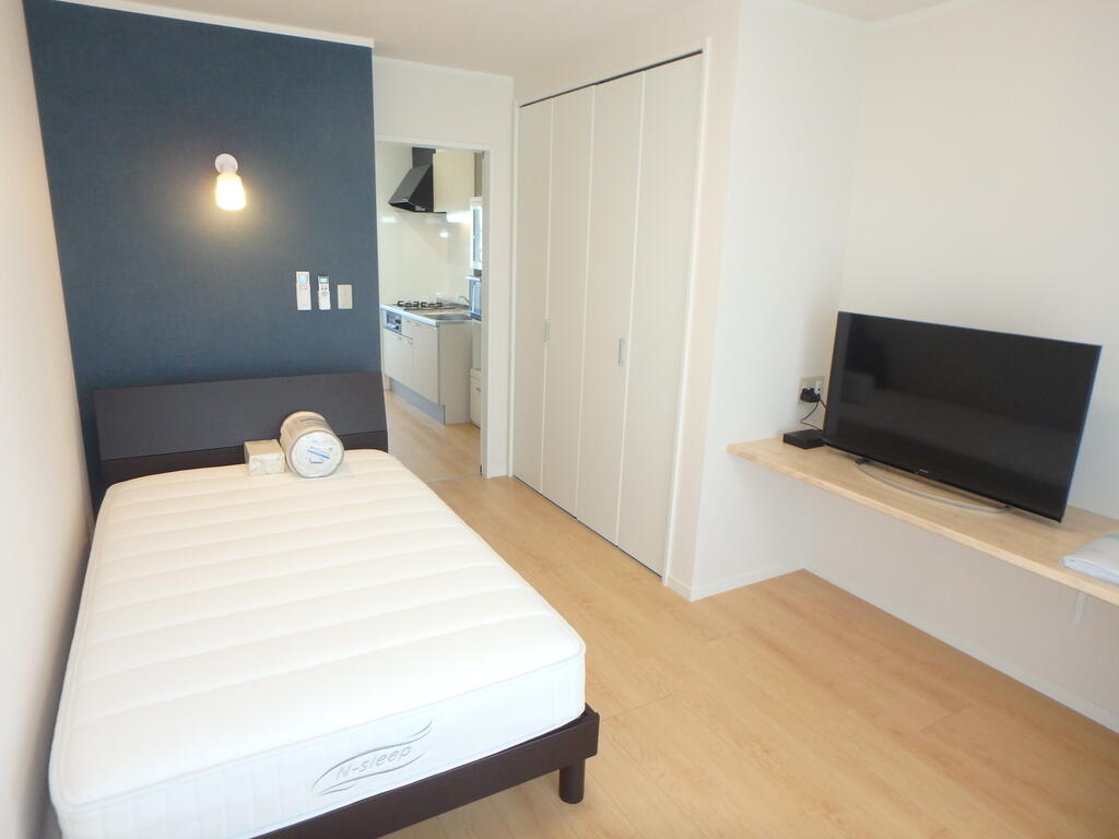 居室・リビング　テレビ・セミダブルベッド付き！