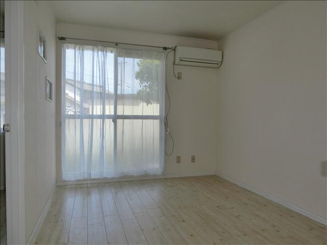 その他　白を基調としたリビング。