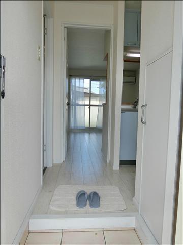 玄関　広めの玄関で来客時も安心です。