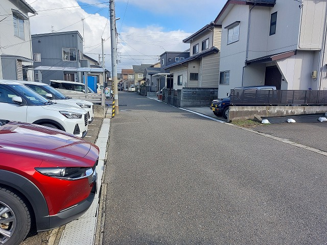 【新潟市中央区南出来島のアパートの駐車場】