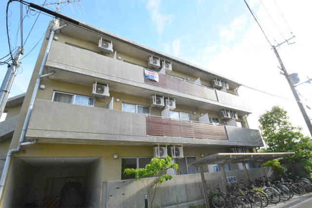 吹田市山手町のマンションの建物外観