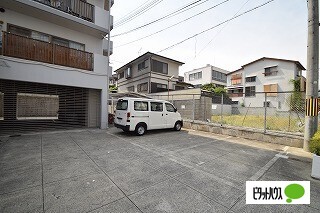 【エル・ファミールの駐車場】