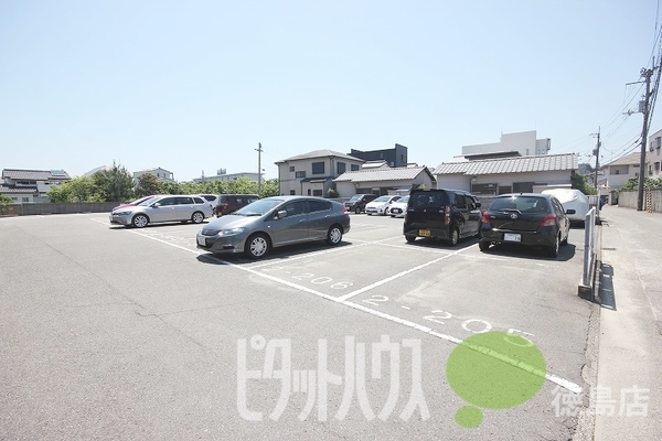 【中山ビル２番館の駐車場】