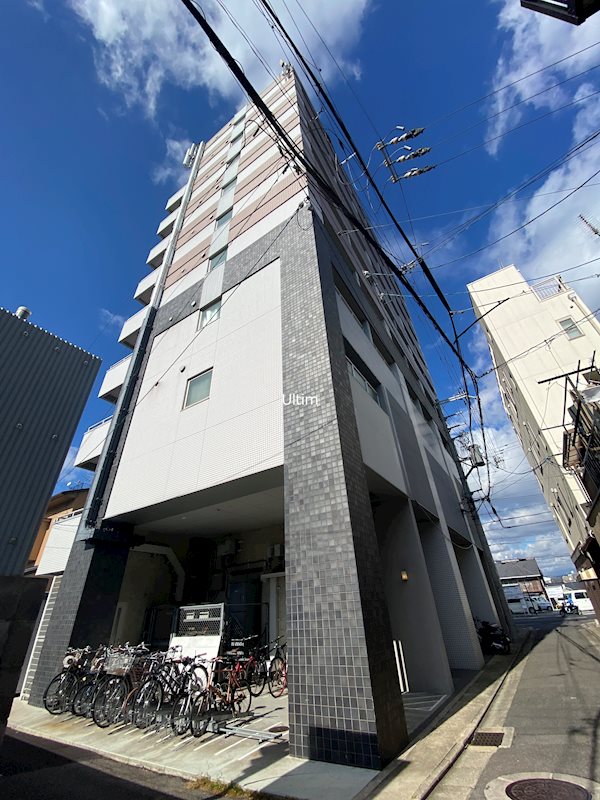 【京都市下京区観喜寺町のマンションの建物外観】