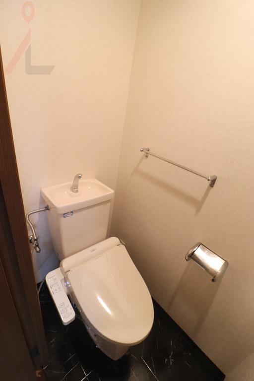 トイレ　別号室の写真です。