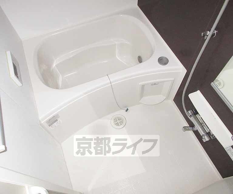 バス・シャワールーム　カラーパネルがお洒落ですね！