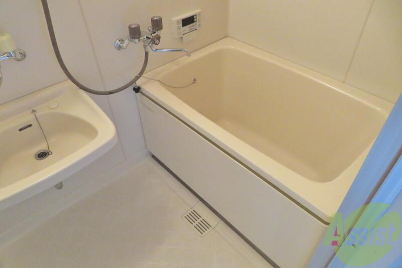 バス・シャワールーム　お風呂は洗面も一緒のタイプですが離れているので気にならない。