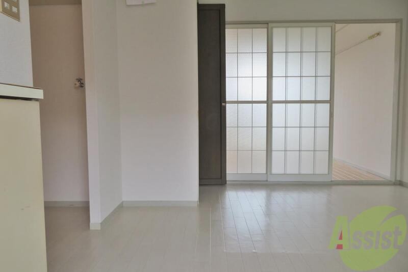 玄関　玄関からはダイニングが見える感じ。