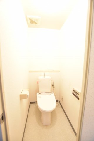 トイレ　別号室画像。ご参考下さい