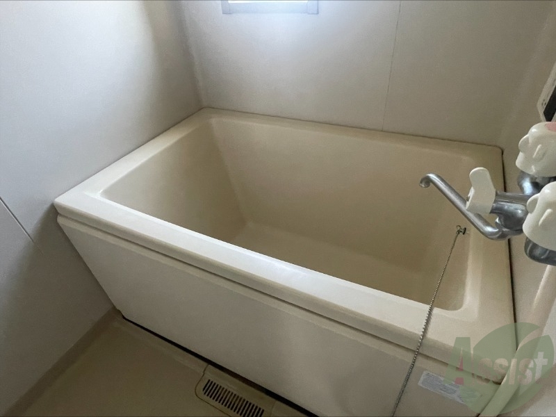 バス・シャワールーム　浴室には窓がついており昼間は明るくなっております。