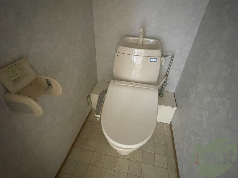 トイレ　トイレは温水洗浄便座になっておりこれが好きな方は多いです。