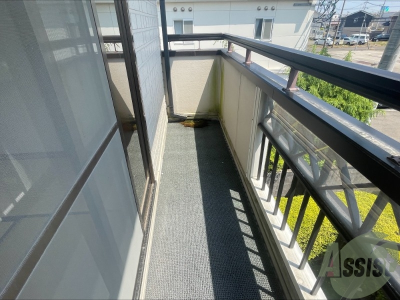 バルコニー　こちらがバルコニーになります、広く日差しが良く入りますね。