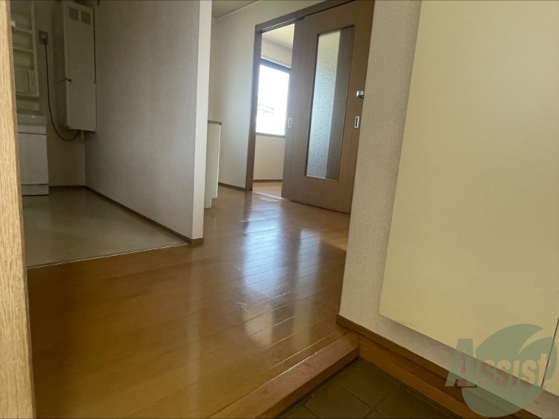 玄関　こちらの玄関はキッチンやお風呂場に直接つながっております。