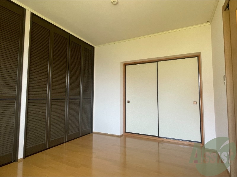 居室・リビング　こちらが洋室６畳のリビングです。クローゼットが広いですね。