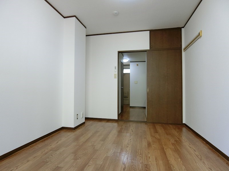 居室・リビング　6帖の居室に収納スペースがついたお部屋。