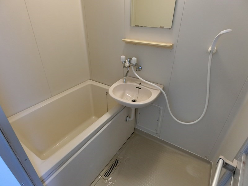 バス・シャワールーム　洗面、鏡の付いた浴室です。