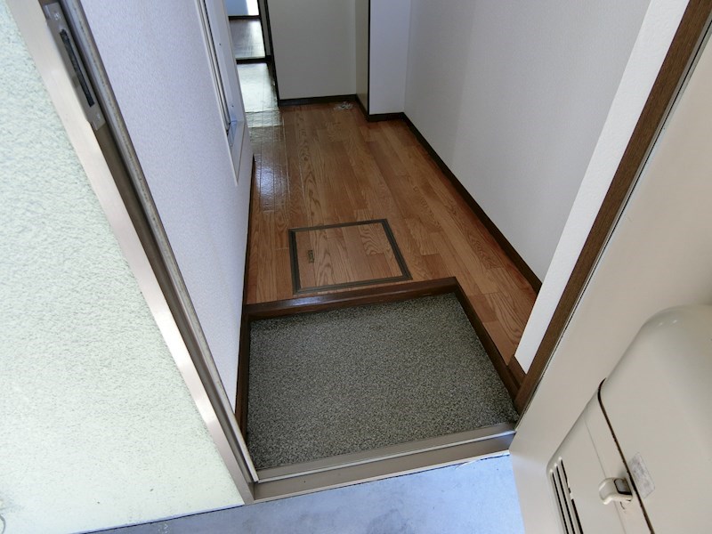 玄関　玄関脇にシューズボックスが置けるスペースがあります。