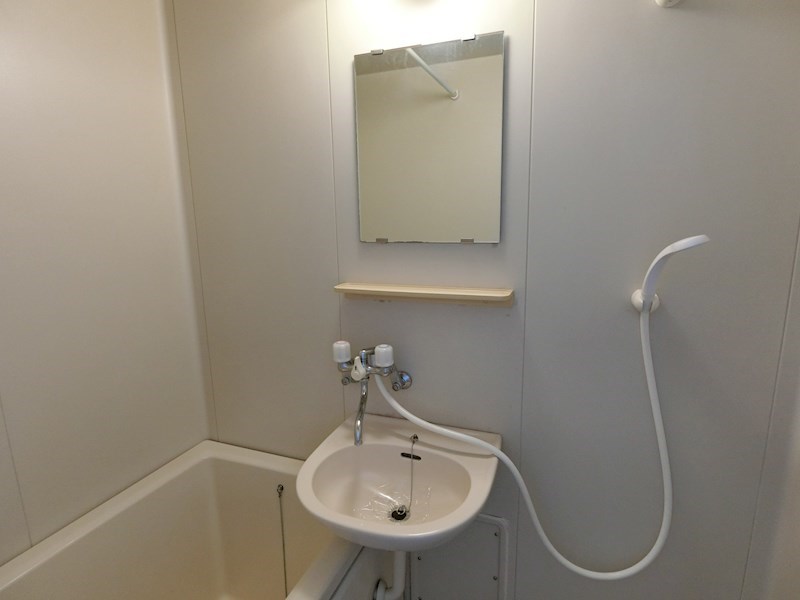 洗面設備　洗面には鏡も付いています。