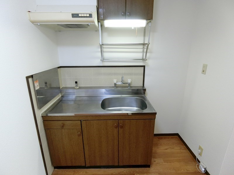 キッチン　持ち込みで１口ガスコンロが設置可能。IHコンロも設置が可能で