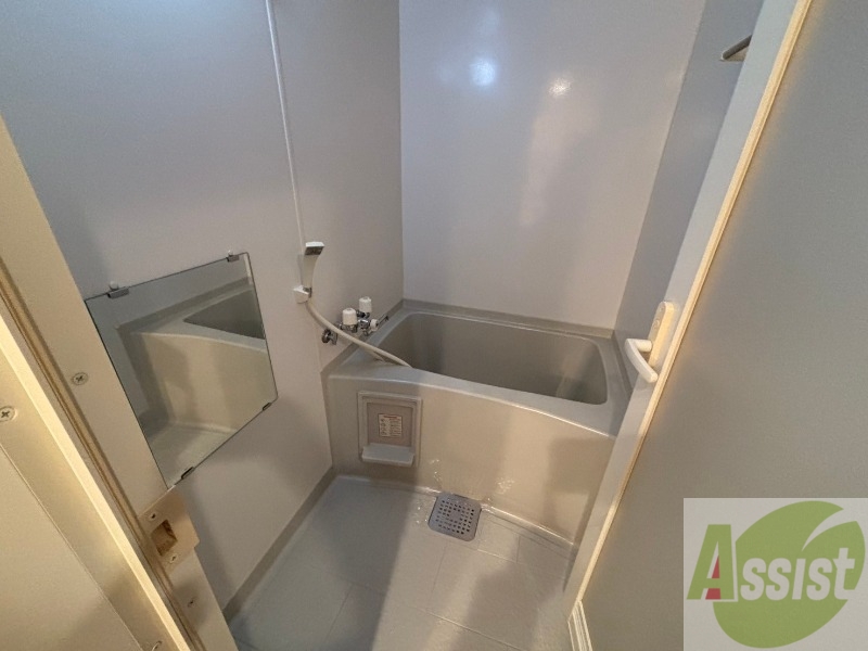 バス・シャワールーム　こちらはお風呂。一日の疲れをここで癒してください。