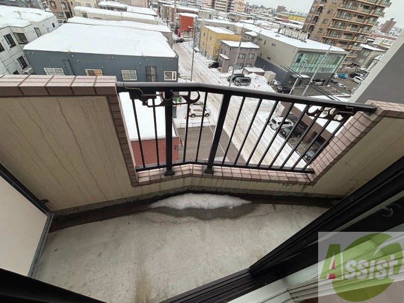 バルコニー　こちらはバルコニー。洗濯物が干せるようになっています。