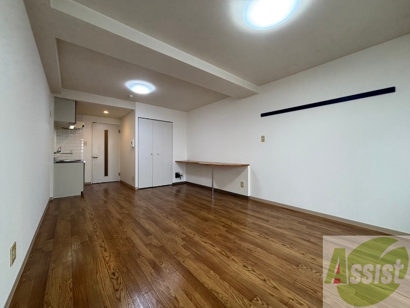 居室・リビング　１６帖の洋室です。広々として、きれいですね。