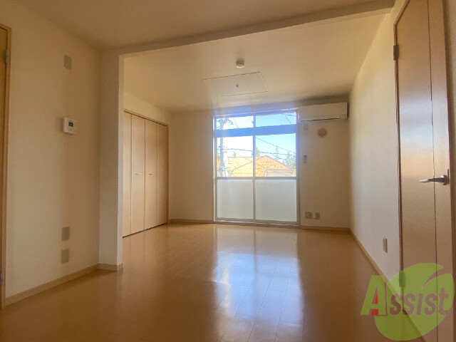 居室・リビング　こちらがリビングです。陽が入ってくるのがわかります。