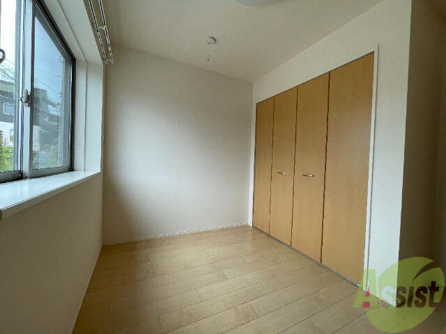 その他部屋・スペース　寝室です。陽が射して気持ちの良い朝を迎えられます。