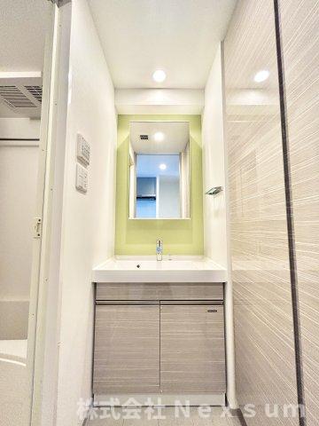 洗面設備　明るい洗面所です