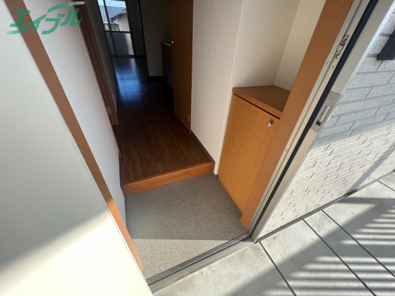 玄関　同建物の別部屋写真です