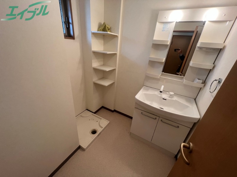 洗面設備　同建物の別部屋写真です