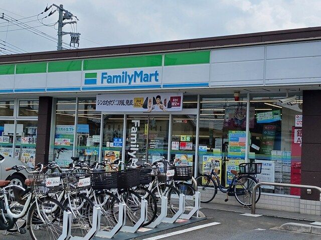 コンビニ　ファミリーマート（コンビニ）まで220m