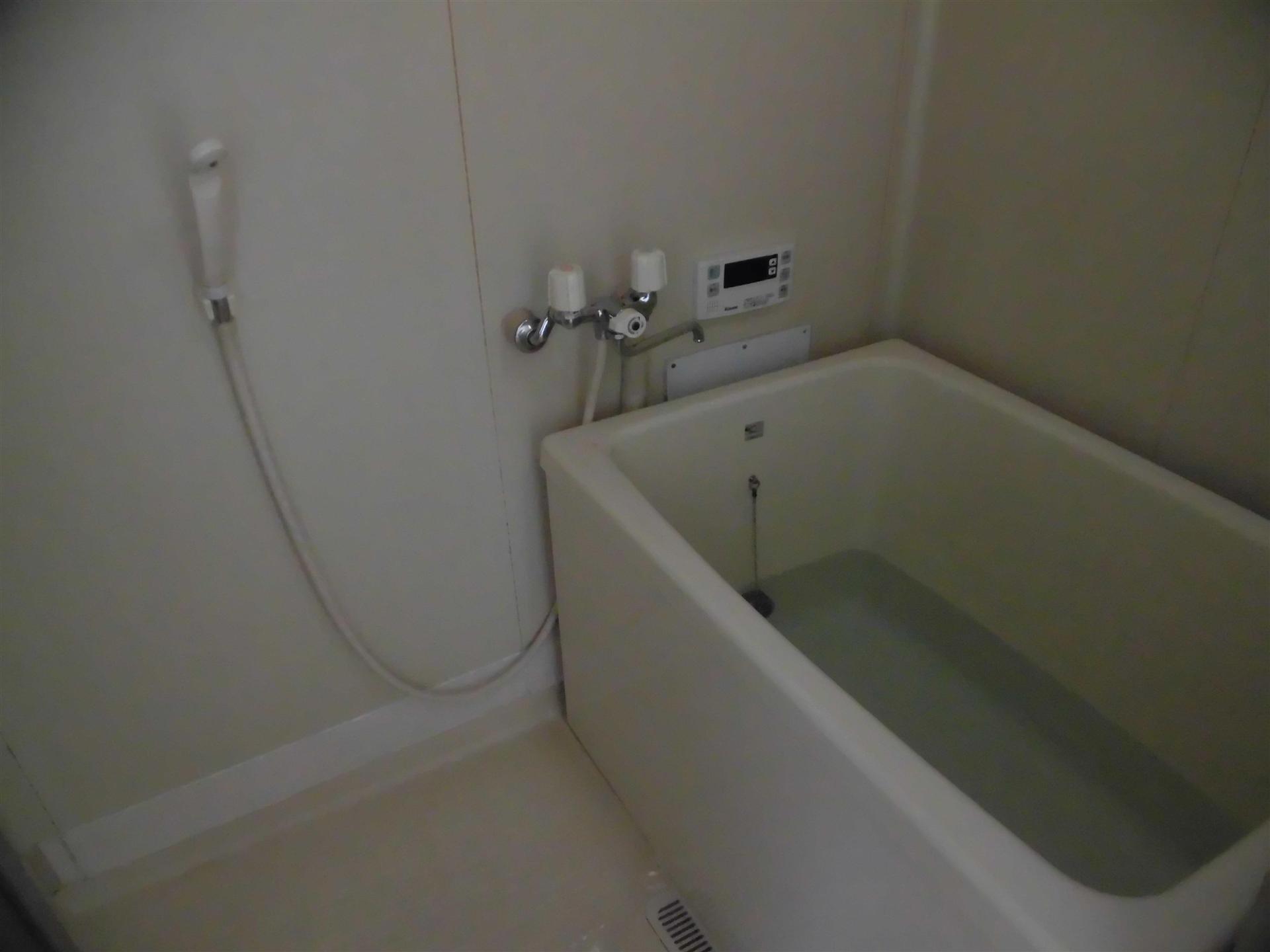 バス・シャワールーム　追い焚き付きなのでいつでも暖かいお風呂に入れます