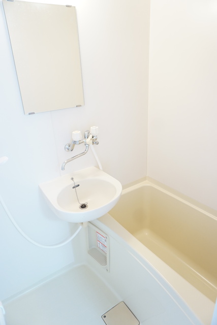 バス・シャワールーム　手洗いボウル付きのバスルームです☆