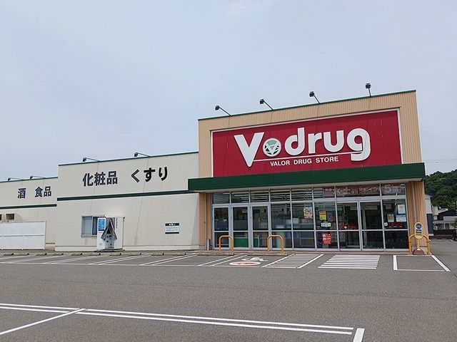 レンタルビデオ　ＴＳＵＴＡＹＡ 若杉店（レンタルビデオ）まで350m