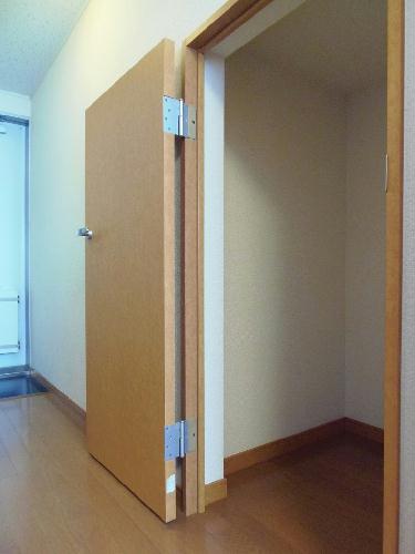 収納　通路の物入れスペースです