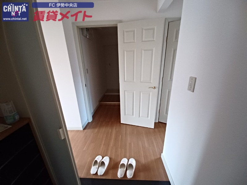 玄関　同建物の別部屋写真です