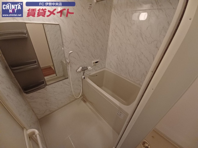 バス・シャワールーム　同建物の別部屋写真です