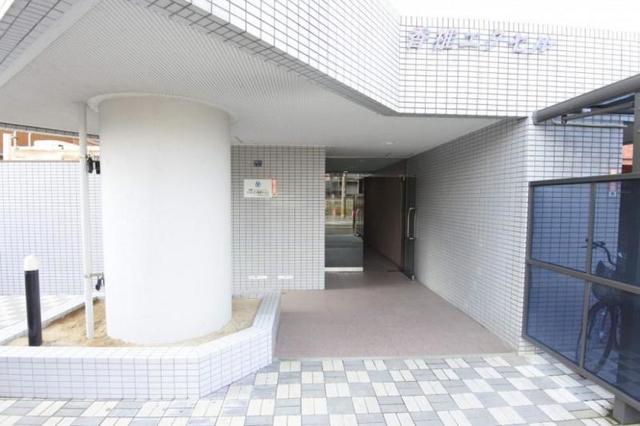 エントランス　【エントランス（外）】マンション入口です。